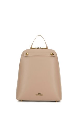 Zaino in pelle beige con parte superiore arrotondata, dettagli in metallo dorato e manico superiore; presenta una chiusura con zip e un logo del marchio impresso nella parte inferiore.