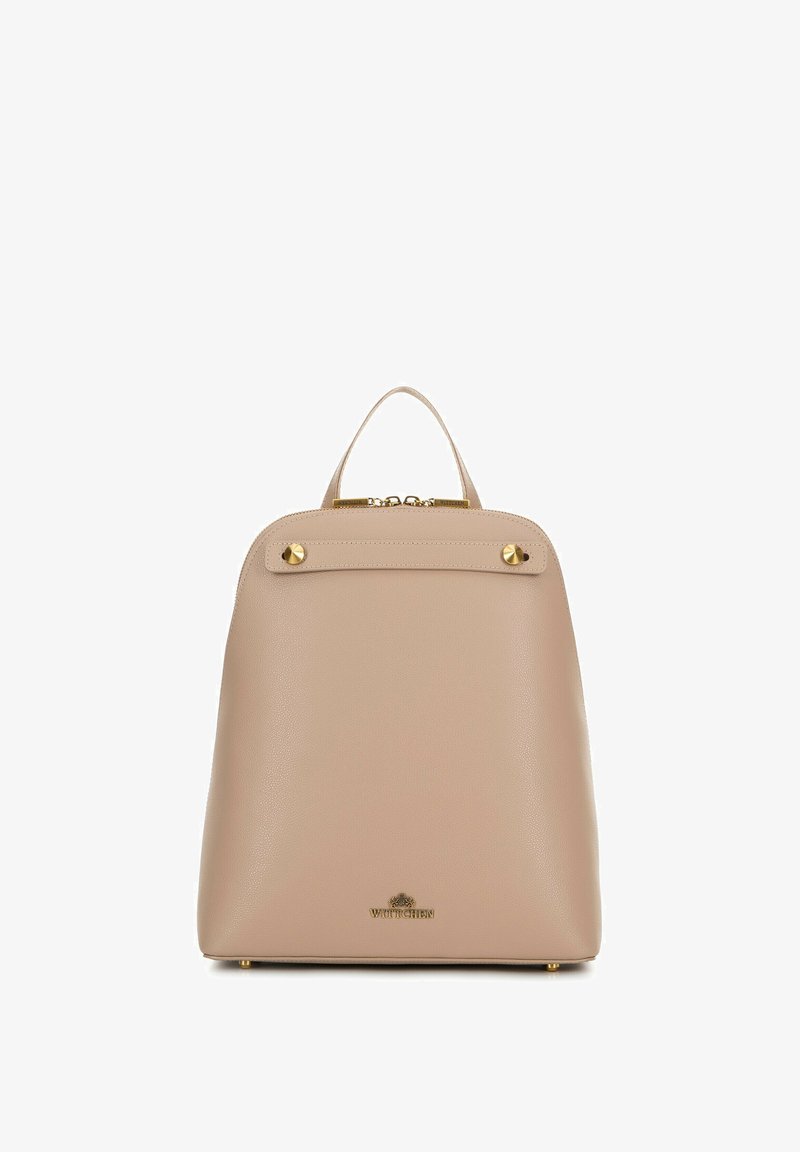 Sac à dos en cuir beige avec un haut arrondi, des accents en métal doré et une poignée supérieure ; il est équipé d'une fermeture éclair et d'un logo de marque embossé en bas.