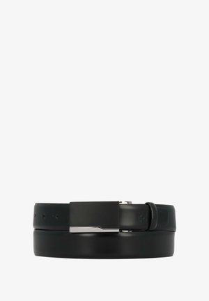 Fekete bőr öv sima felülettel, elegáns fém csattal és több méretállító lyukkal a testreszabás érdekében.