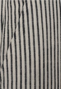 Leinenstoff mit abwechselnd schwarzen und weißen Streifen. Die Textur scheint grob zu sein, mit sichtbaren Fasern und geringen Unregelmäßigkeiten in der Webart.