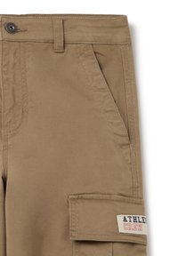 Beige Cargo-Hosen mit einer Seitentasche und einem Etikett, das "ATHLETIC CREW" liest, aus glattem Stoff mit sauberer Naht.