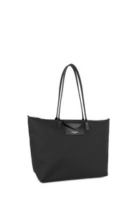 Zwarte tote bag gemaakt van synthetisch materiaal met een gladde textuur. Beschikt over twee lange handvatten, een ritsluiting en een klein voorvak met klep.