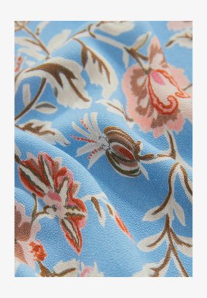 Heledad sinine kangas lillemustriga, kus on roosa ja pruuni lilledega, detailsete lehtedega ning pehme, tekstureeritud pind.