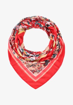 Foulard plié en triangle avec un motif floral rouge et rose, bordure rouge unie avec le texte "GUESS" répété.