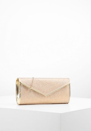 Rechthoekige glinsterende gouden clutch met metalen rand en omslagklep in envelopstijl, rustend op een wit oppervlak tegen een effen achtergrond.