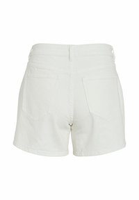 Short en denim blanc vu de dos, avec deux poches arrière, passants de ceinture et taille haute.