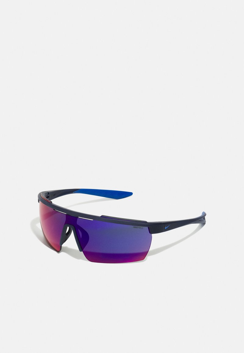 Lunettes de sport avec une monture noire élégante, des accents bleus et des verres dégradés violets. Dotées d'un design enveloppant pour une couverture totale.