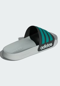 Sandály Adidas s černým páskem a tyrkysovými akcenty, šedou texturovanou podrážkou a Cloudfoam označením pro pohodlí.