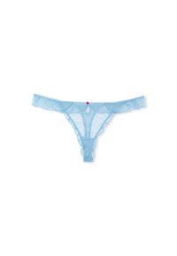 Tanga de encaje azul claro con bordes festoneados, que presenta un pequeño lazo rosa en el centro. Patrón floral delicado en toda la tela.