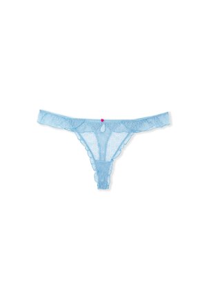 Tanga de encaje azul claro con bordes festoneados, que presenta un pequeño lazo rosa en el centro. Patrón floral delicado en toda la tela.
