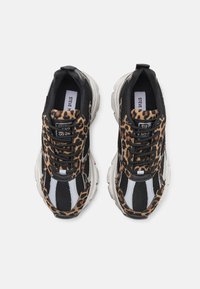 Sneaker con design a stampa leopardata, mescola nera e accenti bianchi, suola spessa e lacci tondi. Superfici testurizzate degne di nota.