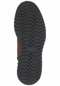 Suela de zapato de cuero marrón con un patrón teksturado en zigzag para mayor agarre, con un inserto rectangular cerca del talón que muestra la talla 41.