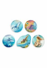 Cinque bottoni in plastica colorata a tema marino: presentano una balena, delfini, una tartaruga, pesci vivaci e lontre, ognuno con immagini e texture dettagliate.