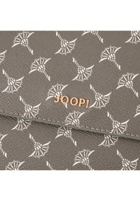Grå tekstureret materiale med et gentagende hvidt mønster af stiliserede blomster. Mærkenavnet "JOOP!" er prægede i guld.