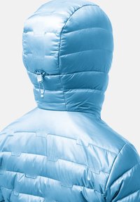 Gevoerde blauwe jas met een capuchon, met een gequilte ontwerp en een zachte textuur. Inclusief een trekkoord voor aanpassing bij de nek.