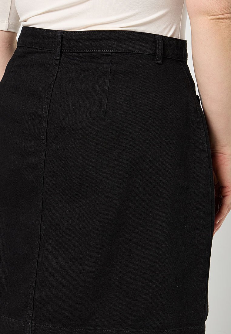 Schwarzer, hochtaillierter Jeansrock mit schlanker Passform, der eine glatte Textur, Gesäßtaschen und einen dezenten Reißverschluss besitzt.