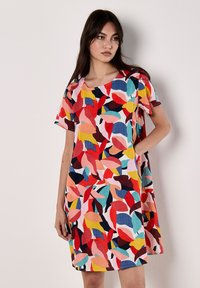 Kurzarmkleid mit rundem Ausschnitt, das ein mehrfarbiges Blättermuster auf einem hellen Hintergrund zeigt. Lässiger, locker sitzender Schnitt.