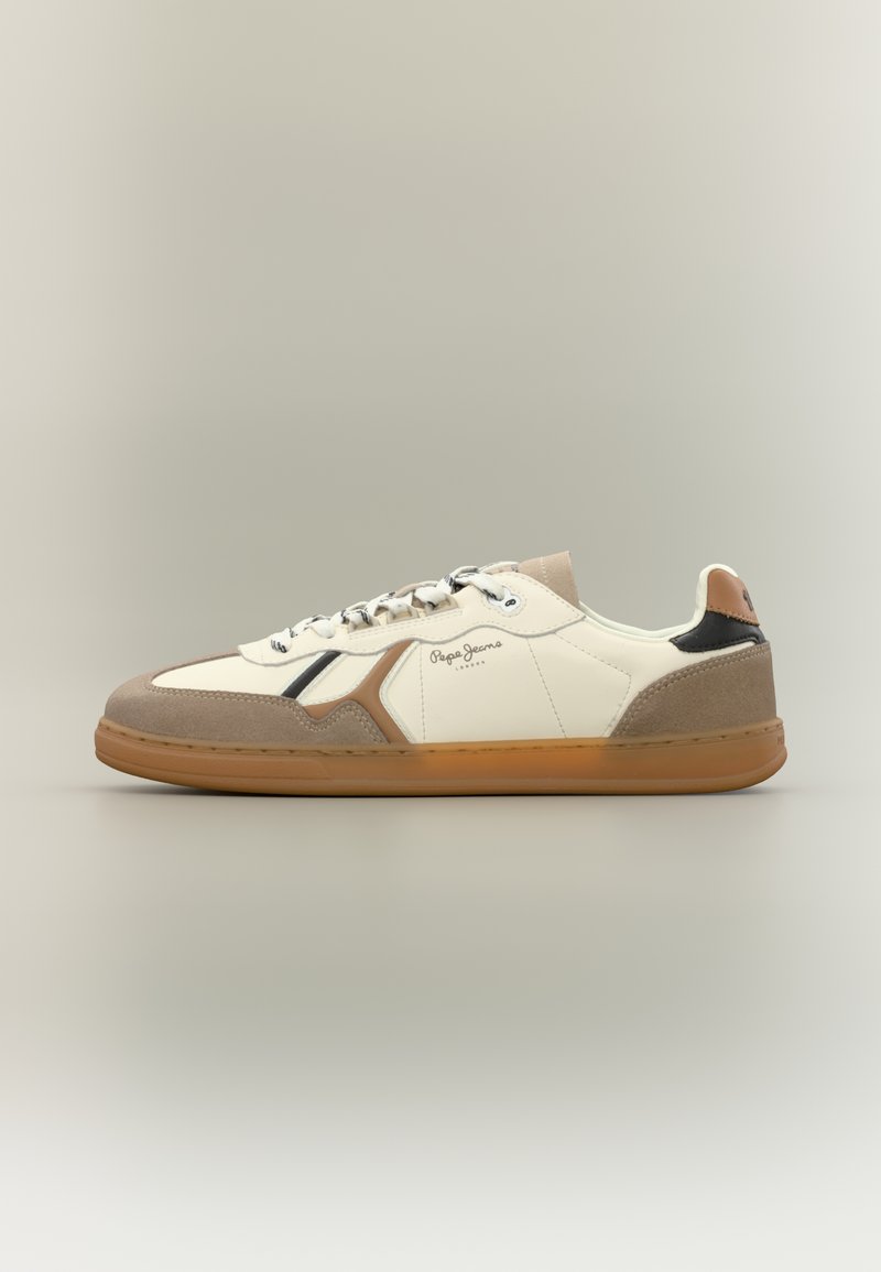 Balti un bēša krāsas sporta apavi ar zamšāda akcentiem, gumijas zolī, plakaniem aukliņām un logotipa detaļu. Raksturo plūstošs dizains ar kontrastējošām krāsām.