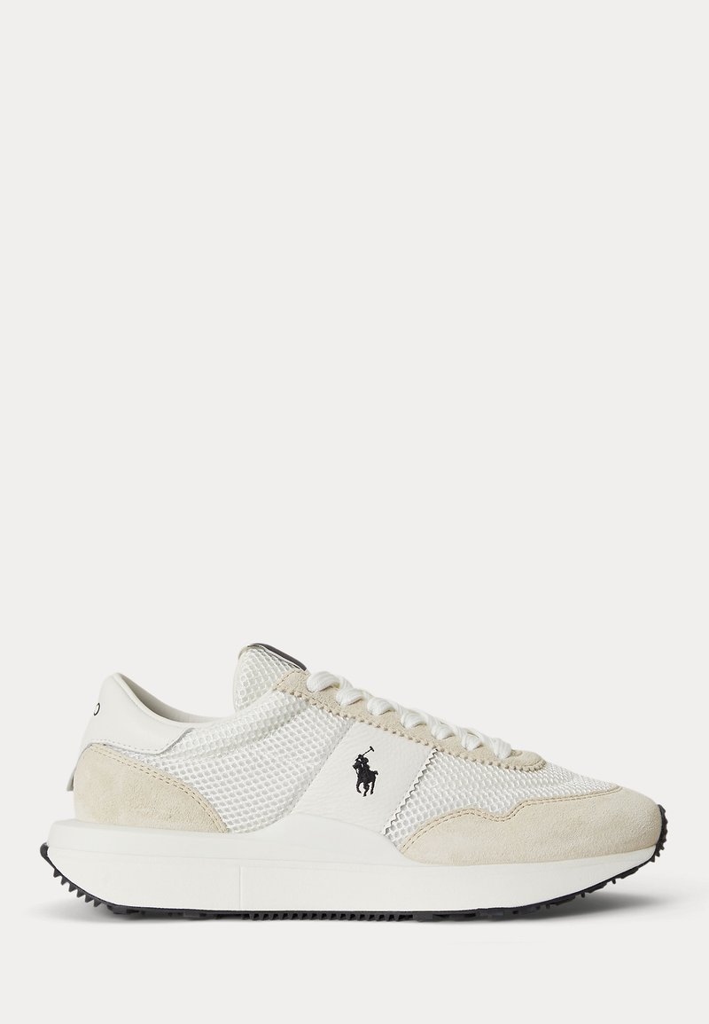 Λευκό και μπεζ αθλητικό sneaker με πάνελ από δίχτυ και σουέντ, κλείσιμο με κορδόνια, μαύρο λογότυπο Polo στο πλάι και υφασμένη μαύρη σόλα.