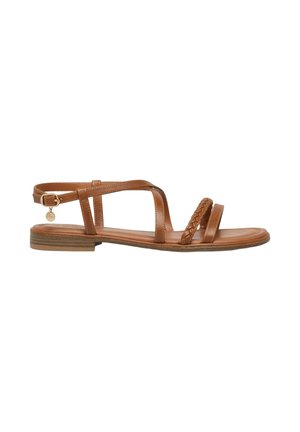 Sandale plate marron avec fines lanières, dont une tressée, boucle à la cheville et petit charme doré sur fond blanc.