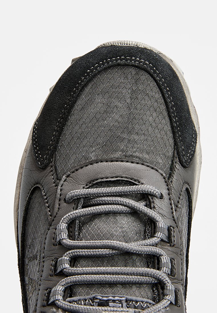 Sneaker low