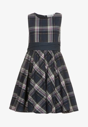 Robe sans manches à carreaux bleu marine avec un corsage ajusté, une jupe plissée et une ceinture sombre. Le motif comprend des accents blancs, violets et dorés.