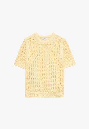 Lichtgele top met korte mouwen, gebreid met een open haakpatroon en een ronde halslijn, plat neergelegd op een witte achtergrond.