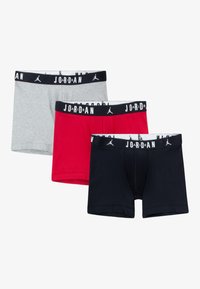 Trei perechi de boxeri gri, roșii și negri. Fiecare are o bandă neagră în talie cu text alb "JORDAN" și logo. Material moale din bumbac.