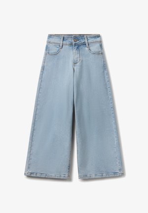 Culottes de mezclilla azul claro con cintura alta, pierna ancha, cinco bolsillos y cierre de botón. Textura suave con un ligero desvanecimiento.