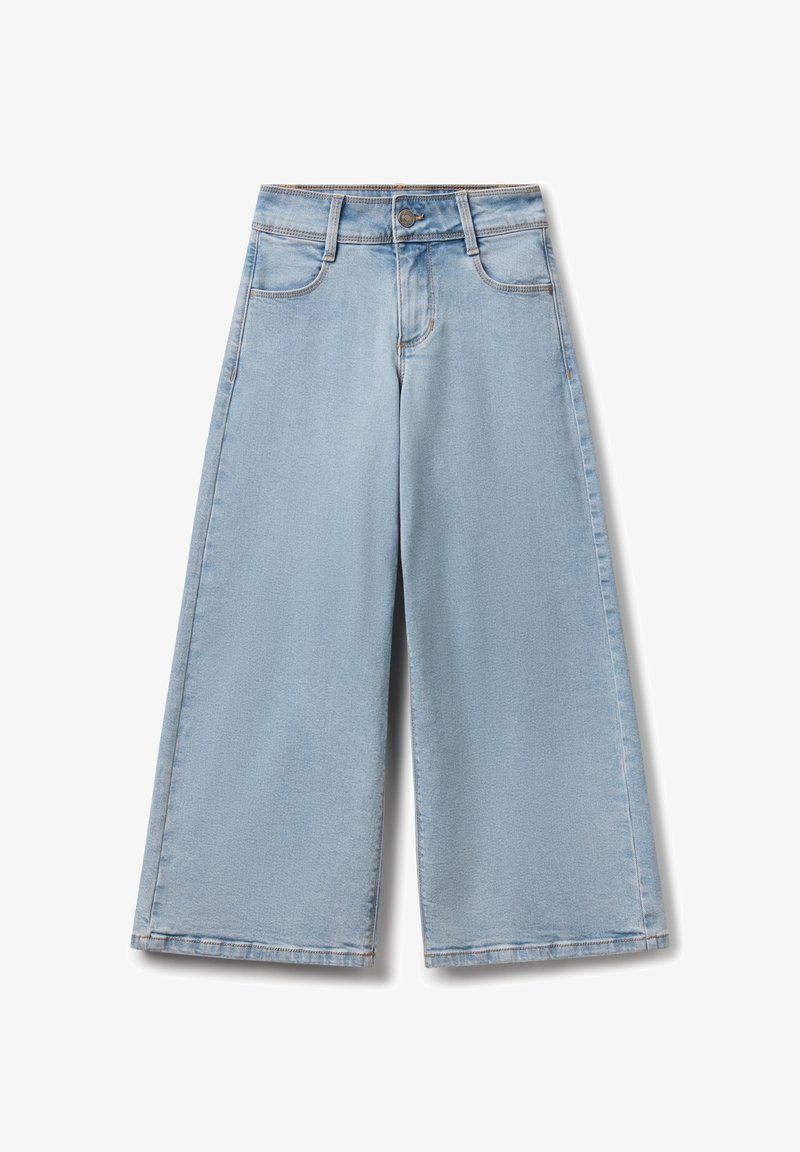 Culottes de mezclilla azul claro con cintura alta, pierna ancha, cinco bolsillos y cierre de botón. Textura suave con un ligero desvanecimiento.