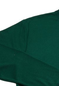 Pulover tricotat de culoare verde închis, cu o textură netedă, având guler rotund și mâneci lungi. Detalii de cusătură vizibile pe umeri.