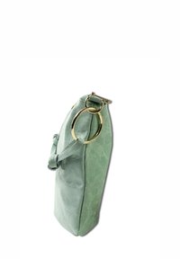 Groene neplederen tas met een gebogen vorm, gouden hardware ringdetail en een gewikkelde schouderband. Gladde textuur met een subtiele glans.