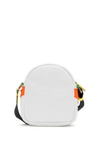 Borsa a tracolla in pelle bianca texturizzata con forma arrotondata, accentuata da dettagli arancioni e una tracolla nera. Presenta dettagli hardware colorati.