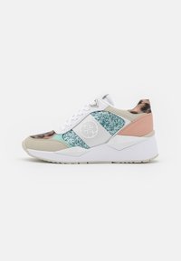 Mønstrede sneakers i flere farver med en kombination af hvid, lys pink, lyseblå og dyreprint-detaljer. Teksturerede materialer og kraftigt såledesign.