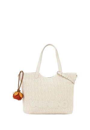 Sac cabas tissé crème Valentino avec double poignée, bandoulière réglable et un pendentif décoratif orange et jaune accroché sur le côté.