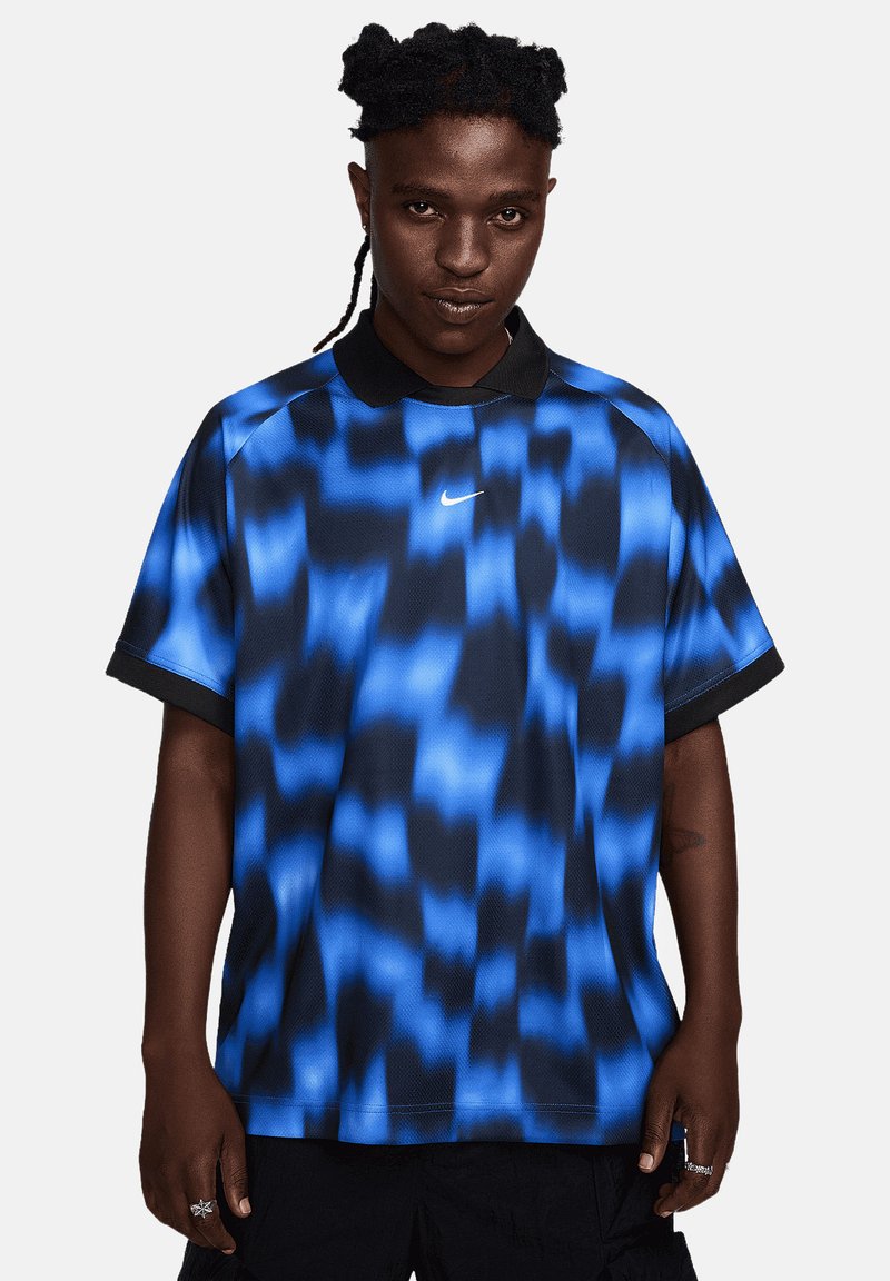 Blauw en zwart gestreept Nike polo-shirt met een kraag en korte mouwen. Lichte mesh-textuur, voorzien van een subtiel logo op de borst.