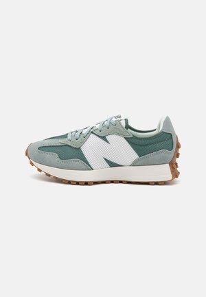 Niski sneaker w zielono-białej siateczce z zamszowymi nakładkami, białą środkową podeszwą i brązową gumową podeszwą z detalami bieżnika.