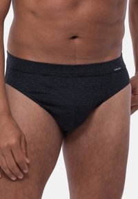 Zwarte gestreepte mannenonderbroeken met een zachte elastische band. Het materiaal lijkt textuur te hebben, en het ontwerp heeft een nauwsluitende pasvorm.