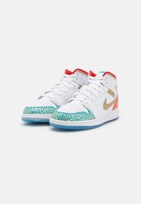 Bílé basketbalové tenisky s červenými akcenty, s texturovanou modro-zlatou vzorovanou špičkou a průhlednou podešví.