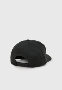 Crna bejzbol kapa s okruglom krunom, teksturiranom tkaninom i ravnim vizirima. Ima podesivi snapback zatvaranje straga.