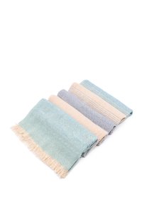 Coperte a rete impilate. I colori includono blu chiaro, beige e grigio, con un motivo a spina di pesce e bordi frangiati.