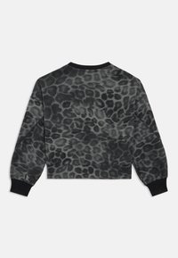 Μακρυμάνικο φούτερ με σχέδιο λεοπάρ σε σκούρο γκρι και μαύρο, με μαύρες ριμπ μανσέτες και λαιμόκοψη, εμφανιζόμενο από πίσω σε λευκό φόντο.