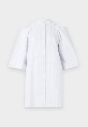 Rochie cămașă cu model gingham în albastru deschis, cu închidere prin butoni, design cu umeri decupați și mâneci trei sferturi. Fabricată dintr-un material ușor.