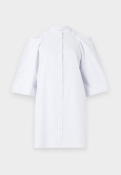 Šviesiai mėlynos spalvos languota suknelė-marškiniai su mygtukų uždarymu, šaltais pečiais ir trimis ketvirtadaliais rankovėmis. Pagaminta iš lengvos medžiagos.