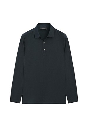 Svart långärmad pikétröja med krage och tre knappar, liggande platt mot en vit bakgrund.
