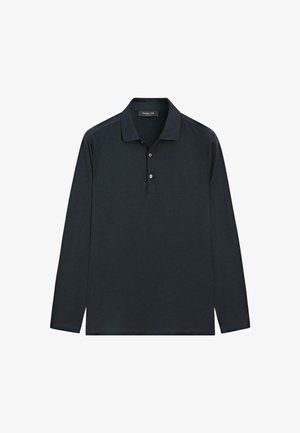 Polo a maniche lunghe nero con colletto e tre bottoni, posato in piano su uno sfondo bianco.