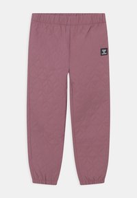 Pikowane spodnie w kolorze mauve z elastycznym paskiem w talii i mankietami, z małą czarną prostokątną naszywką z logo hummel na prawej udzie.