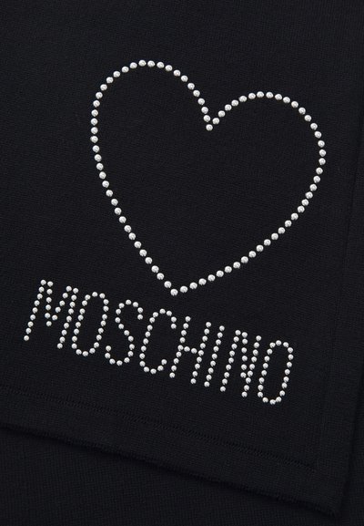Sort stof med en struktureret overflade, der har en krystalklædt hjerteform og ordet "MOSCHINO" i funklende rhinsten.