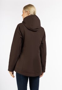 Brun isoleret jakke med hætte, der har en glat tekstur, tætsiddende pasform og lange ærmer. Bagsiden viser et rent, minimalistisk design.