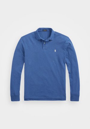 Blaues Langarm-Poloshirt mit Kragen, Knopfleiste und weißem, gesticktem Logo auf der linken Brust.